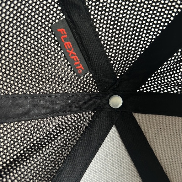 The Authentic T-Shirt Company The Original FlexFit black mesh trucker hat S/M - Picture 9 of 11